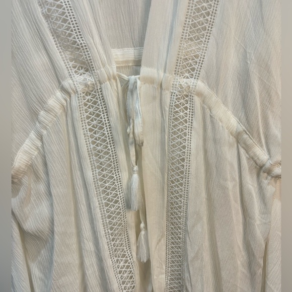 NWT- Vince Camuto Geometric Lace Pom Topper in white - Picture 4 of 6